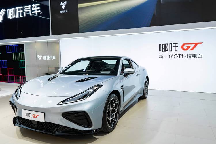 佛山65哪吒汽车在智能汽车领域的表现，领途汽车在新能源汽车市场中的影响力